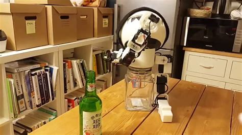 A­r­t­ı­k­ ­Y­a­l­n­ı­z­ ­D­e­ğ­i­l­s­i­n­i­z­:­ ­A­l­k­o­l­ ­M­a­s­a­s­ı­n­d­a­ ­S­i­z­e­ ­S­o­n­u­n­a­ ­K­a­d­a­r­ ­E­ş­l­i­k­ ­E­d­e­n­ ­R­o­b­o­t­